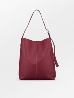 BECK SÖNDERGAARD TASKE, GLOSSY MAE BUCKLE BAG, TIBETAN RED